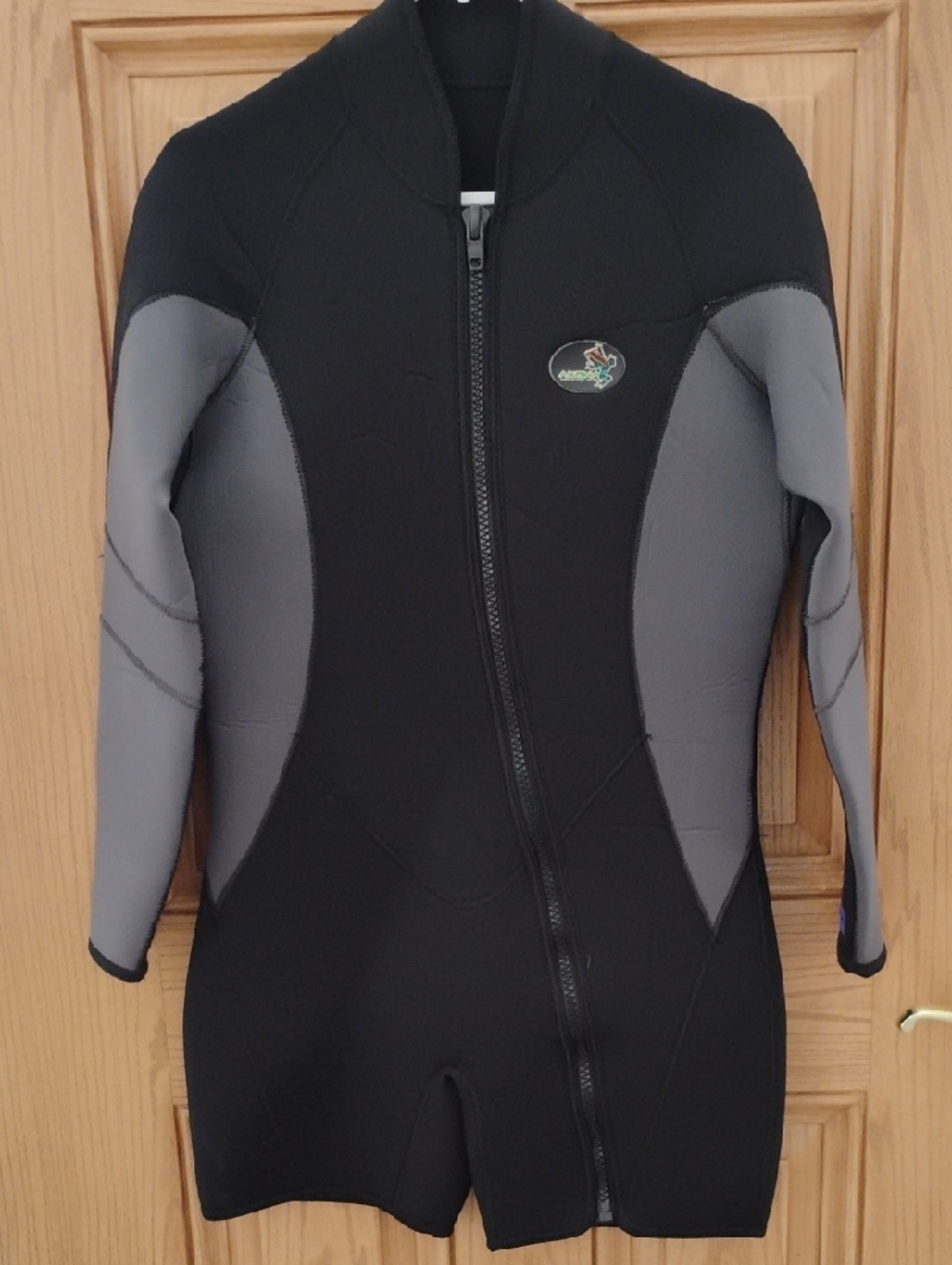 Front-Zip Neoprene Black & Gray Long Sleeve Akona Shorty Wetsuit L